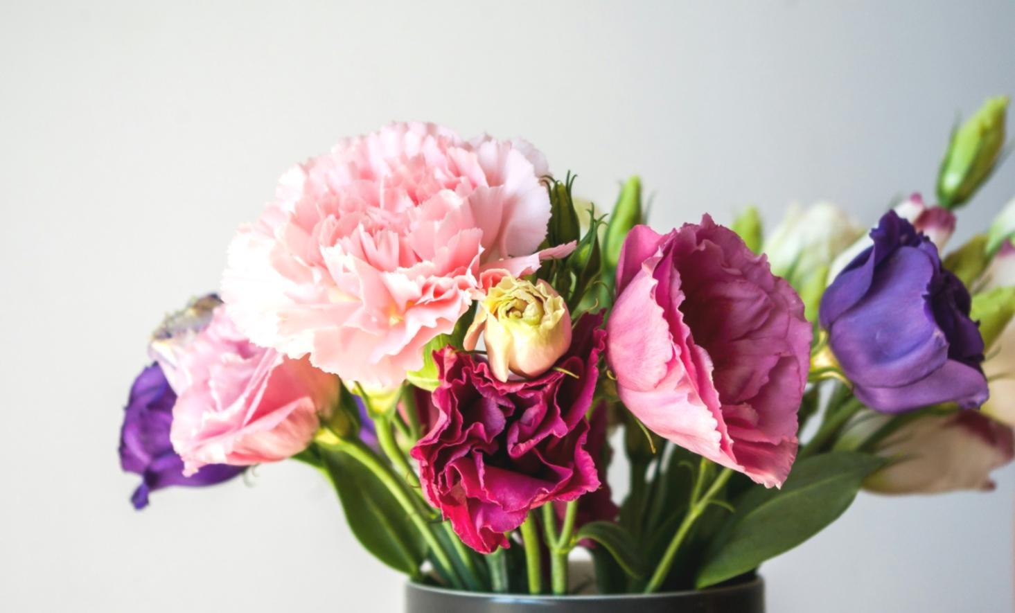 Çiçek düzenleme çalışması ve yaratıcı floristry detayları